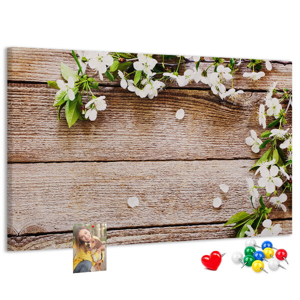 Bacheca in sughero con stampa di fiori su sfondo di tavola in legno