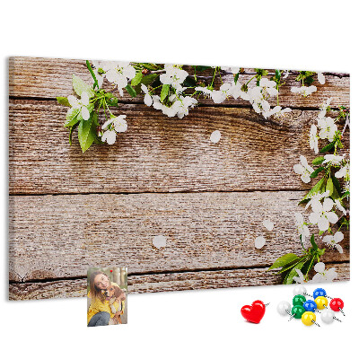 Bacheca in sughero con stampa di fiori su sfondo di tavola in legno