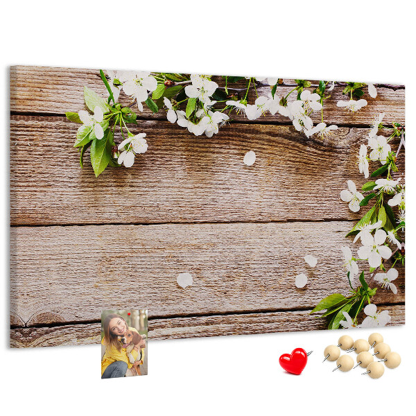 Bacheca in sughero con stampa di fiori su sfondo di tavola in legno