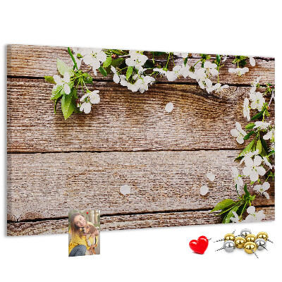 Bacheca in sughero con stampa di fiori su sfondo di tavola in legno