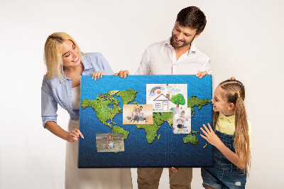 Lavagna di sughero mappa del mondo verde con oceano sullo sfondo