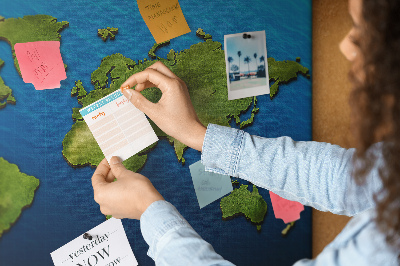 Lavagna di sughero mappa del mondo verde con oceano sullo sfondo