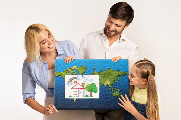 Lavagna di sughero mappa del mondo verde con oceano sullo sfondo