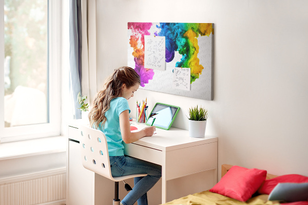 Bacheca in sughero con design a nuvole di pittura colorata in movimento