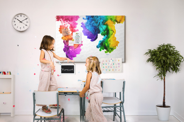 Bacheca in sughero con design a nuvole di pittura colorata in movimento