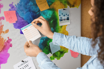 Bacheca in sughero con design a nuvole di pittura colorata in movimento