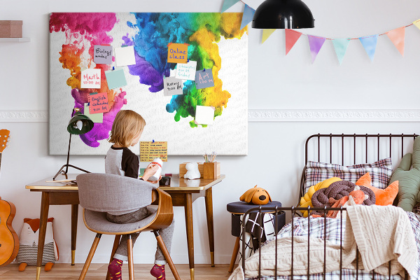 Bacheca in sughero con design a nuvole di pittura colorata in movimento