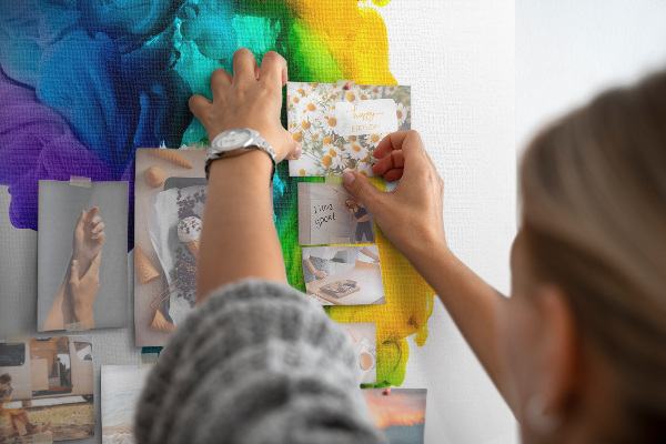 Bacheca in sughero con design a nuvole di pittura colorata in movimento