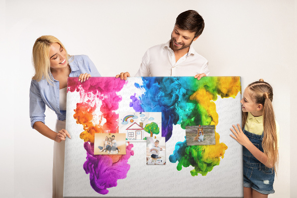 Bacheca in sughero con design a nuvole di pittura colorata in movimento