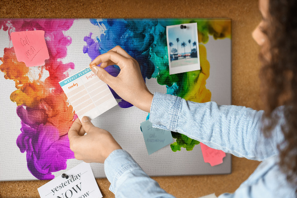 Bacheca in sughero con design a nuvole di pittura colorata in movimento