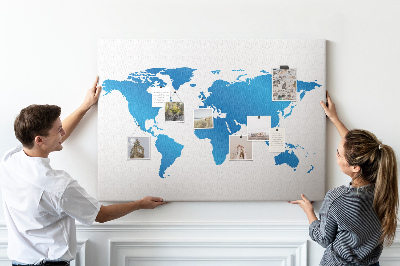 Lavagna di sughero con mappa del mondo blu su sfondo bianco