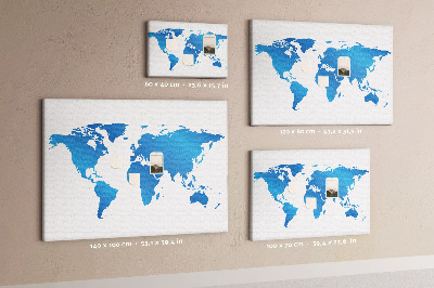 Lavagna di sughero con mappa del mondo blu su sfondo bianco