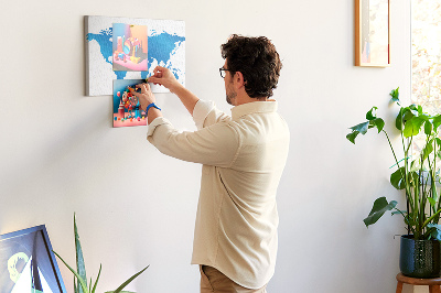 Lavagna di sughero con mappa del mondo blu su sfondo bianco