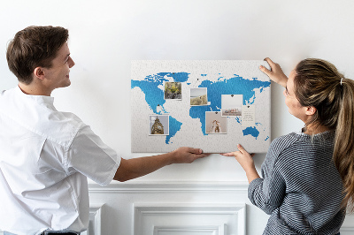 Lavagna di sughero con mappa del mondo blu su sfondo bianco