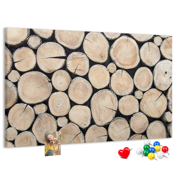 Bacheca in sughero con sfondo in legno naturale