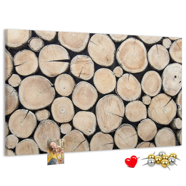 Bacheca in sughero con sfondo in legno naturale