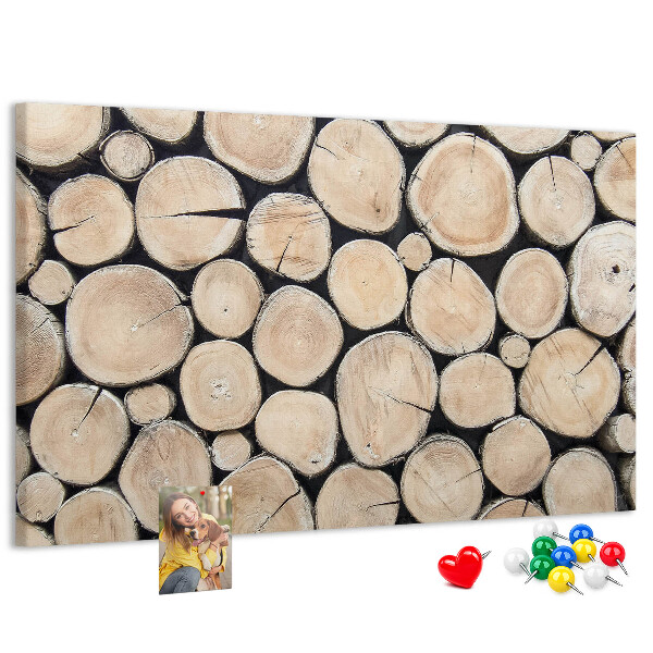 Bacheca in sughero con sfondo in legno naturale