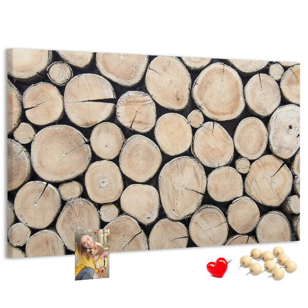 Bacheca in sughero con sfondo in legno naturale