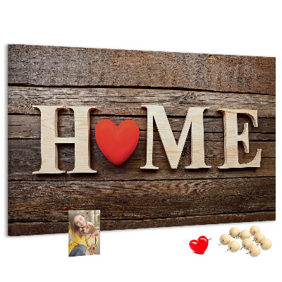 Bacheca in sughero con lettere in legno e cuore sullo sfondo