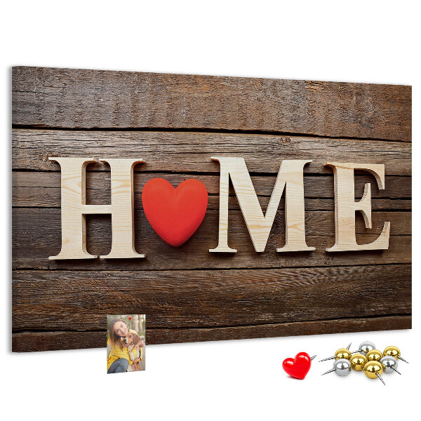 Bacheca in sughero con lettere in legno e cuore sullo sfondo
