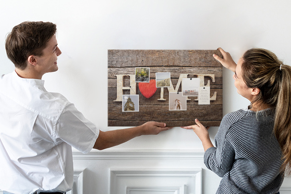 Bacheca in sughero con lettere in legno e cuore sullo sfondo