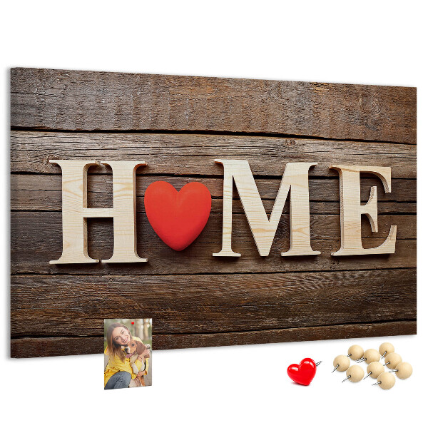 Bacheca in sughero con lettere in legno e cuore sullo sfondo