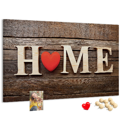 Bacheca in sughero con lettere in legno e cuore sullo sfondo