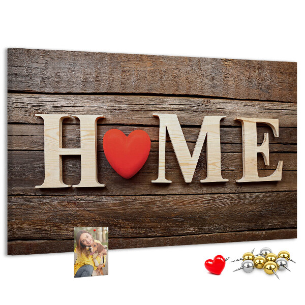 Bacheca in sughero con lettere in legno e cuore sullo sfondo