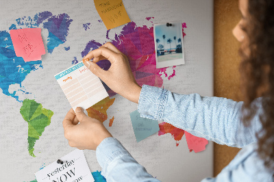 Bacheca in sughero con stampa di una mappa del mondo poligonale colorata