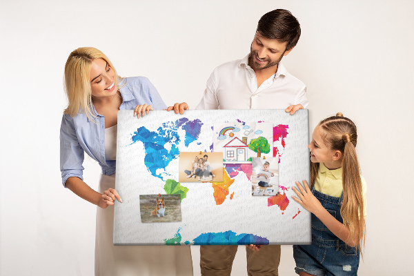 Bacheca in sughero con stampa di una mappa del mondo poligonale colorata