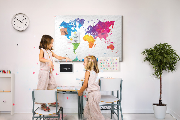 Bacheca in sughero con stampa di una mappa del mondo poligonale colorata