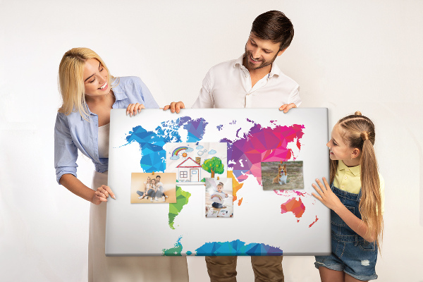 Bacheca in sughero con stampa di una mappa del mondo poligonale colorata