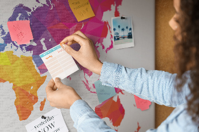 Bacheca in sughero con stampa di una mappa del mondo poligonale colorata