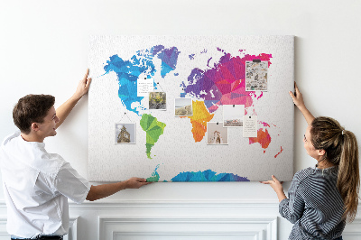 Bacheca in sughero con stampa di una mappa del mondo poligonale colorata