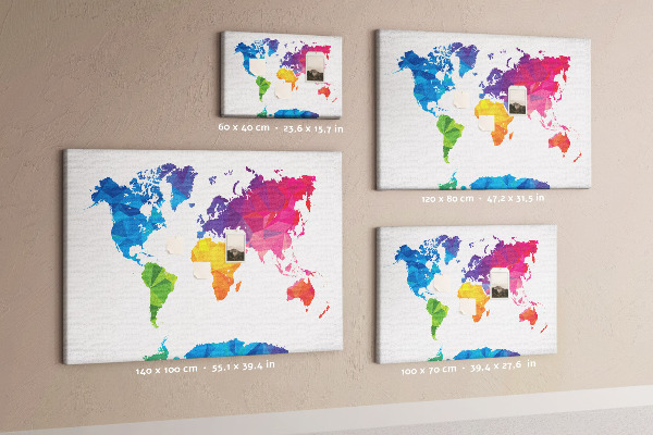Bacheca in sughero con stampa di una mappa del mondo poligonale colorata