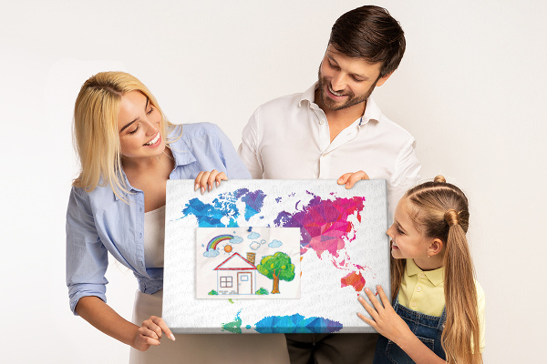 Bacheca in sughero con stampa di una mappa del mondo poligonale colorata