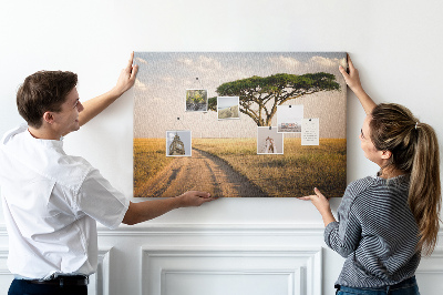 Bacheca in sughero con stampa di una strada attraverso un paesaggio africano con un albero