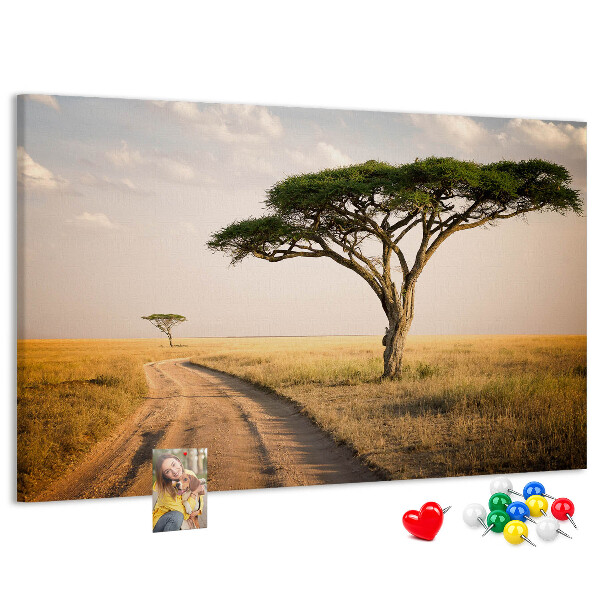 Bacheca in sughero con stampa di una strada attraverso un paesaggio africano con un albero