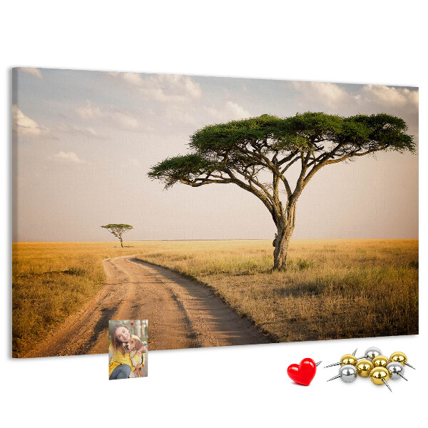 Bacheca in sughero con stampa di una strada attraverso un paesaggio africano con un albero