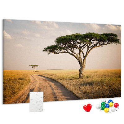 Bacheca in sughero con stampa di una strada attraverso un paesaggio africano con un albero