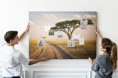 Bacheca in sughero con stampa di una strada attraverso un paesaggio africano con un albero