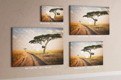 Bacheca in sughero con stampa di una strada attraverso un paesaggio africano con un albero