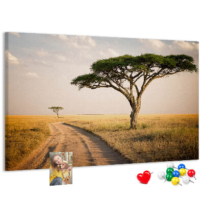 Bacheca in sughero con stampa di una strada attraverso un paesaggio africano con un albero