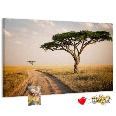 Bacheca in sughero con stampa di una strada attraverso un paesaggio africano con un albero
