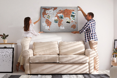 Lavagna di sughero con mappa del mondo su muro di mattoni
