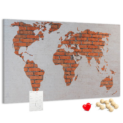 Lavagna di sughero con mappa del mondo su muro di mattoni