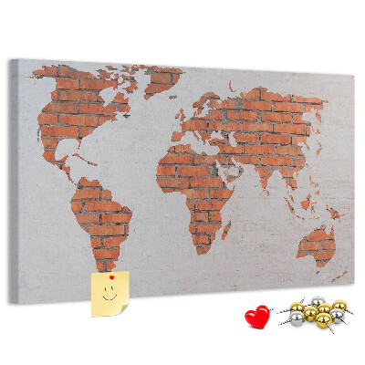 Lavagna di sughero con mappa del mondo su muro di mattoni