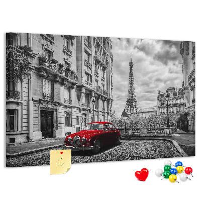 Bacheca in sughero con illustrazione di un'auto rossa a Parigi