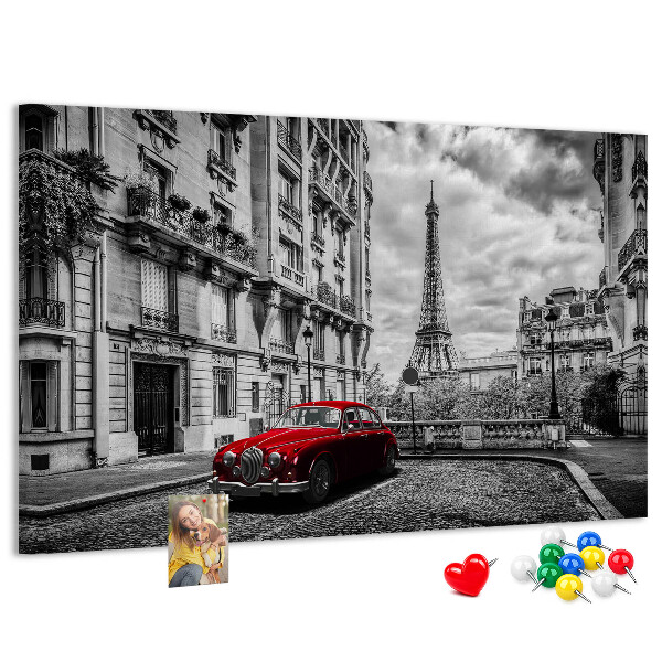 Bacheca in sughero con illustrazione di un'auto rossa a Parigi