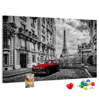Bacheca in sughero con illustrazione di un'auto rossa a Parigi